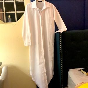 A dress shirt gown in cotton, original packet is available